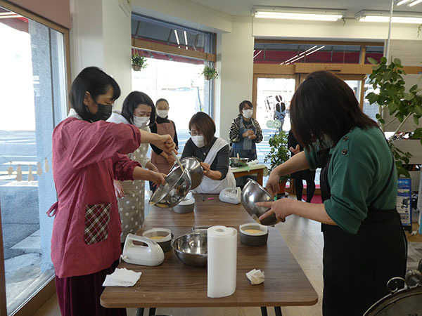 クリスマスケーキ教室の様子